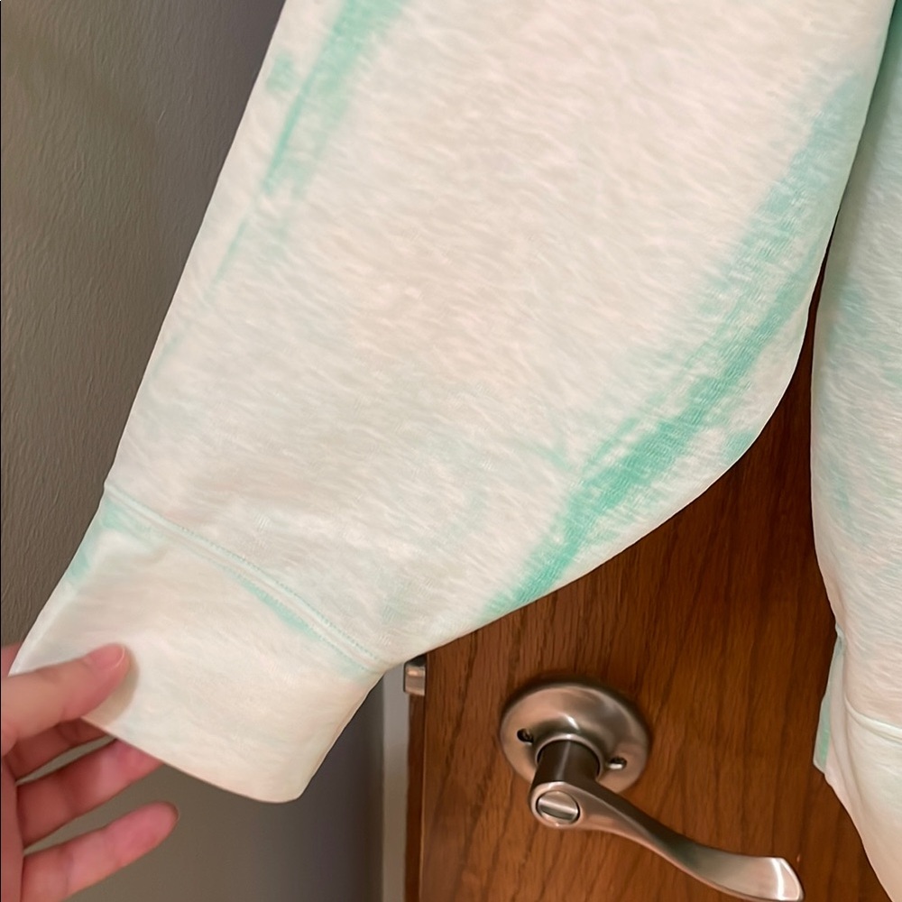 NIKE NWT Women’s Size Medium Light Green White Tie-Dye Hoodie Dry Fit Sweatshirt - Picture 6 of 10